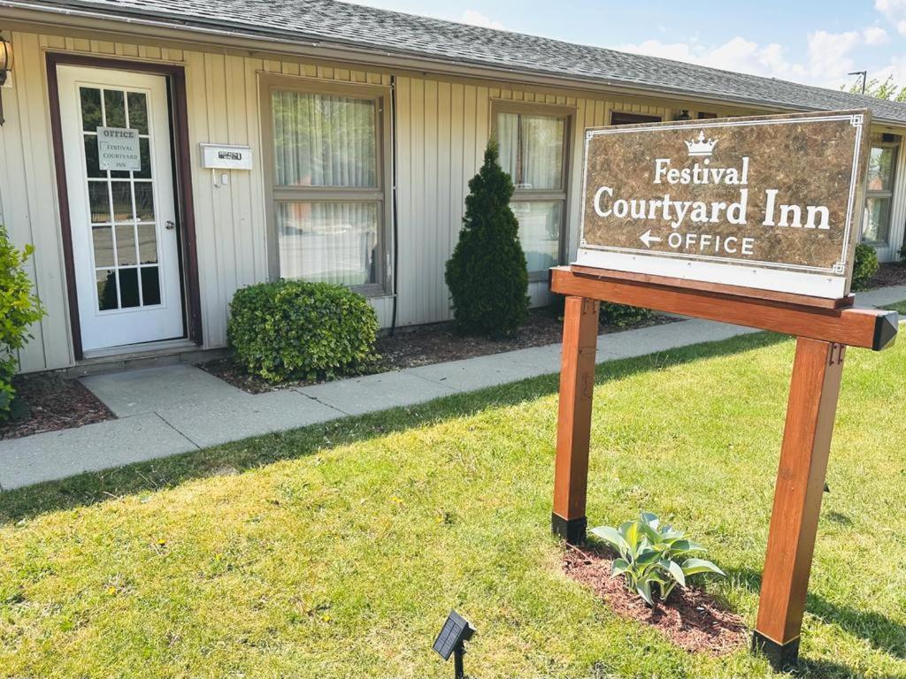 Festival Courtyard Inn Stratford Exteriör bild